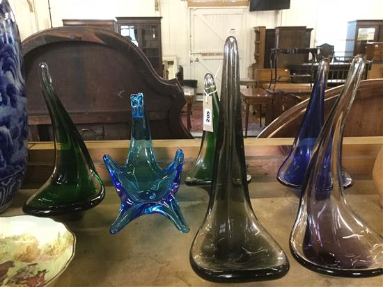 6 pieces of studio glassware